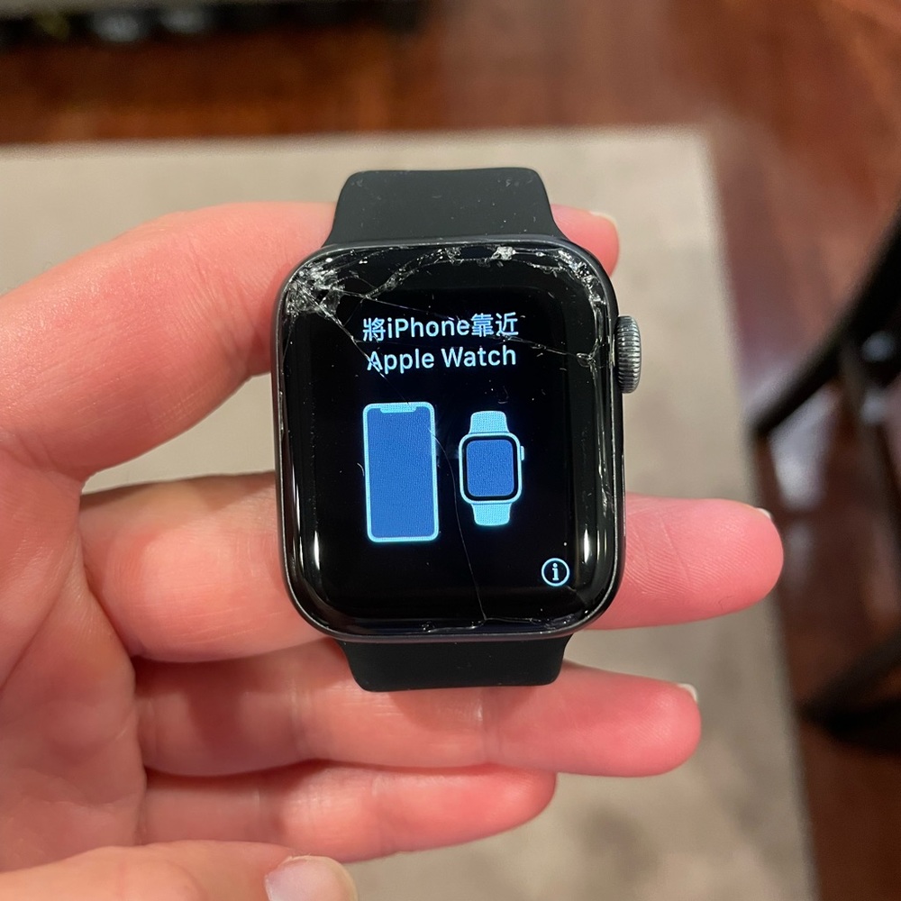 Apple Watch series 5, 40mm, cracked screen - Picture 6 of 7